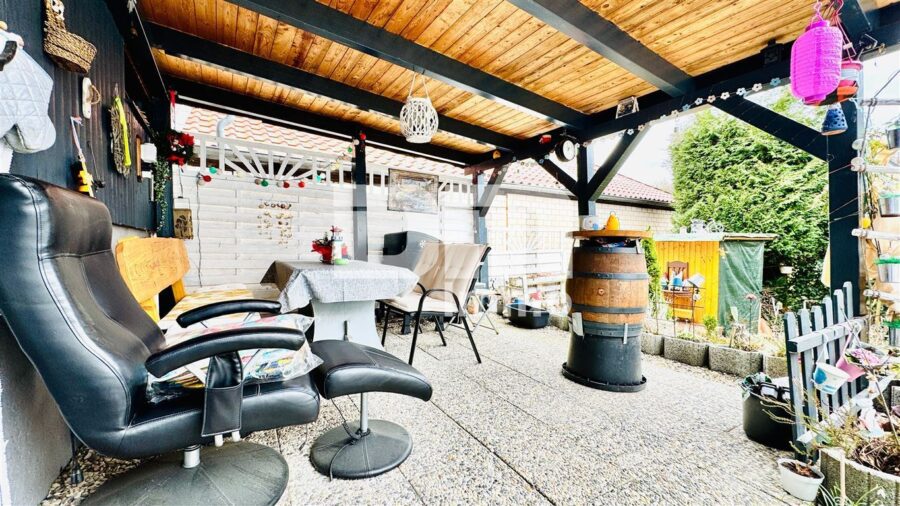 Modernisiertes Zweifamilienhaus BJ mit Gewerbeanteil, Anbau und enormen Platzangebot - Terrasse überdacht